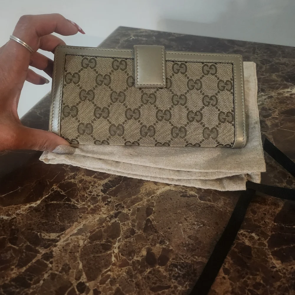 Gucci Beige/Gold Monogram Wallet GUC - Picture 7 of 16
